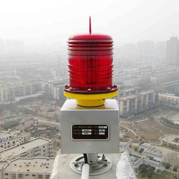 南京某小区安装太阳能航空障碍灯